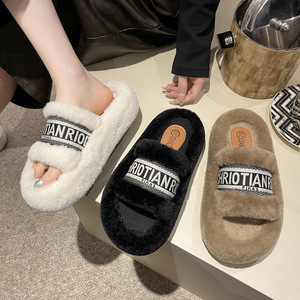 Ciabatte Versatili con Suola Spessa e Peluche per Esterni, Ciabatte da Donna con Scritta, alla Moda con Rialzo Interno - Product Image 3