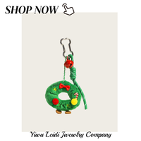Porte-clés en peluche de Noël avec clochette, mousqueton métallique, pendentif figurine en peluche (homme pain d'épices, Père Noël, sapin de Noël, couronne), breloque de sac