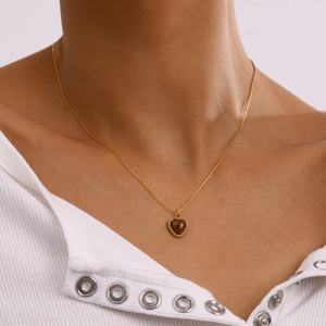 Collar de Acero Inoxidable con Forma de Corazón y Piedra Ojo de Tigre, Elegante y Versátil, Collar Dorado con Forma de Corazón para Mujer - Product Image 3