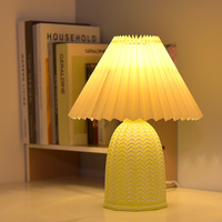 Lampe de table en céramique plissée rétro nordique pour chambre et bureau, veilleuse de chevet avec ambiance décorative raffinée