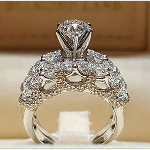 Anello Vintage con Motivo Floreale Traforato e Diamanti per Donne, Gioiello Elegante in Lega di Metallo Prezioso - Product Image 2