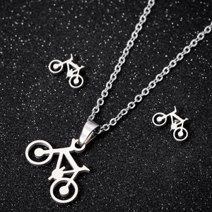 Ensemble de collier et de boucles d'oreilles en acier inoxydable plaqué or 18 carats, style vélo, pendentif de vélo, sport - Product Image 2