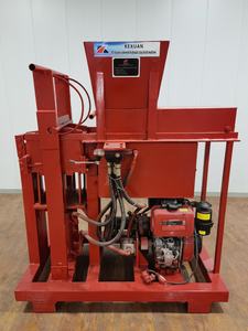 Presse à briques hydraulique diesel en vente, fonctionne partout sans <span class=keywords><strong>électricité</strong></span> <span class=keywords><strong>pour</strong></span> des briques autobloquantes à haute densité, machine à fabriquer des briques - Product Image 4