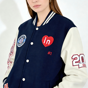 Blouson de baseball vintage personnalisé en coton épais avec logo brodé et empiècements en cuir – Manteau streetwear oversize tendance pour hommes et femmes - Product Image 4