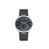 Montre tendance Timeless Elegance avec bracelet en cuir satiné perle zircon gemmes seconde main décalée-toucher délicat exceptionnel