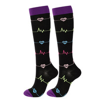 Chaussettes de compression longueur mollet pour hommes et femmes série Saint Valentin noir rouge motif à rayures d'amour équipage pour les sports de printemps