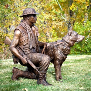 Statue commémorative militaire de soldat et de chien en bronze grandeur nature personnalisée pour l'extérieur - Product Image 1