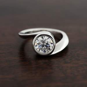 Conjunto de bisel de diamante cultivado en laboratorio de corte redondo Anillo de solitario de plata esterlina clásica-Aniversario Cumpleaños Nupcial y regalo de compromiso - Product Image 2