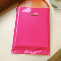 Sacs en PE roses découpés à la forme avec poignée, sacs de courses jetables en plastique pour boutiques, magasins de détail, emballage pour sous-vêtements et lingerie