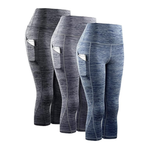 Leggings d'entraînement Capri personnalisés pour femmes | Pantalon de yoga extensible taille haute avec poches latérales et tissu évacuant l'humidité - Product Image 1