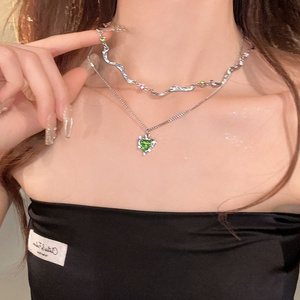 Collar de Verano Vintage para Mujer, Joyería Y2K, Cadena de Doble Capa con Eslabones en Forma de Corazón con Pedrería Verde, Estilo Moderno y Romántico - Product Image 4