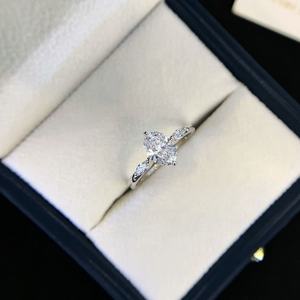 IGI Lab Grown 1ctsオーバル3 EXカットVVS VSラボダイヤモンドエンゲージメントリングクラシック3ストーンサイドブライダル用 - Product Image 1