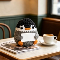 Peluche pingouin au crochet fait main, ornement pingouin tricoté avec carte vierge à insérer, mini jouet en peluche doux avec carte de message DIY