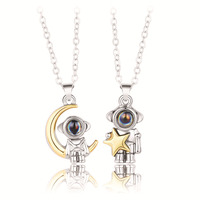 Collier personnalisé avec projection photo en acier inoxydable pour couple d'astronautes, Je t'aime en 100 langues, bijoux assortis lune et étoile pour les amoureux