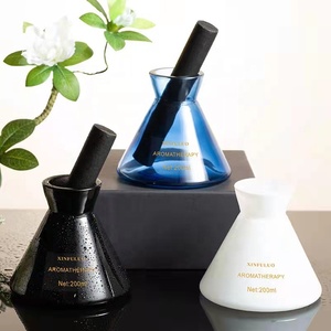 Botella de vidrio triangular, fragancia para el hogar, lujo para difusor de <span class=keywords><strong>caña</strong></span>, aceite esencial de Aroma negro, frasco cónico vacío para regalo - Product Image 1
