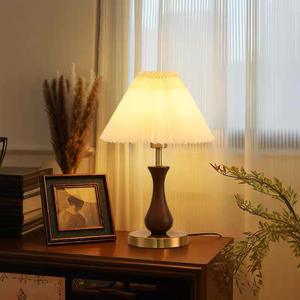 Lámpara de Mesa Moderna Retro Americana con Luz Cálida para Dormitorio/Estudio, Diseño Simple de Alta Gama con Iluminación Ambiental Táctil, Funciona con Batería - Product Image 2