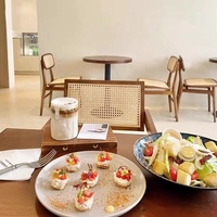 Ensemble table et chaises de café en bois massif, design nordique, dossier en rotin tressé, pour salons de thé/desserts commerciaux et mobilier de maison