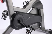 Smart Steel Sport Spin Bike pour l'exercice intérieur Vélo statique pour usage domestique Affichage Stage Star Studio Swing Sumo Bike