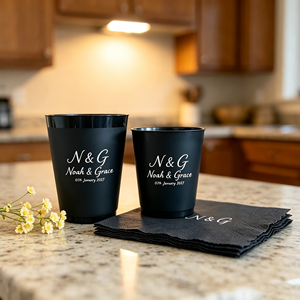 Gobelets de stade en plastique 500 ml (16 oz) personnalisables avec logo pour la mariée et sa bande, gobelets de fête givrés avec logo pour mariage, noirs avec serviette et crête - Product Image 1