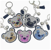 Pendentif Ours Multicolore Adorable Entièrement Orné de Strass avec Pompons, Ornement Suspendu de Haute Qualité, Porte-clés Best-seller