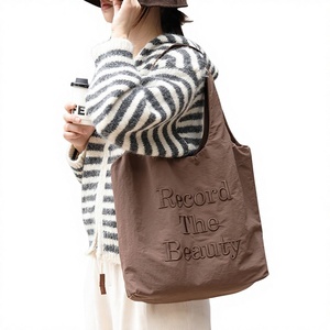 Sac fourre-tout décontracté coréen en velours doux, grand sac à bandoulière en nylon brodé de lettres tendance pour femme - Product Image 1