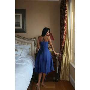 Robe de cocktail bleu marine courte avec détail fenêtre - Product Image 1