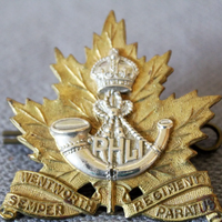 Insigne vintage bicolore en forme de feuille d'érable, badge du RHLI Wentworth Regiment, accessoire métallique rétro pour uniforme, décoration de costume, objet de collection