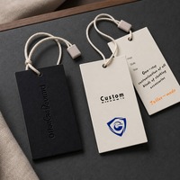 Étiquettes suspendues écologiques en papier spécial gaufré avec logo imprimé UV, avec cordon et épingle de sûreté pour vêtements, sacs et chaussures