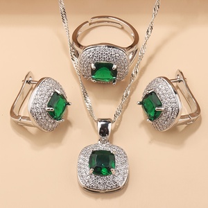 Un ensemble de bijoux luxueux avec des éléments élégants et classiques pour les mariées et les demoiselles d'honneur, incluant de la zircone cubique de haute qualité - Product Image 6