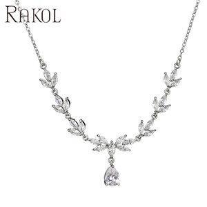 สร้อยคอจี้ทองชุบ RAKOL รุ่น NP2263 ประดับเพชรคิวบิกเซอร์โคเนีย ปี 2024 สำหรับผู้หญิง - Product Image 3