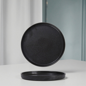 Lijado Negro Borde Vertical Profundo Plato Redondo 22,4 cm - Product Image 1