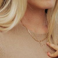 Collier chaîne cubaine minimaliste avec initiale et cœur EMANCO en acier inoxydable couleur or/argent 14 carats pour femme, idéal pour les fêtes et le quotidien