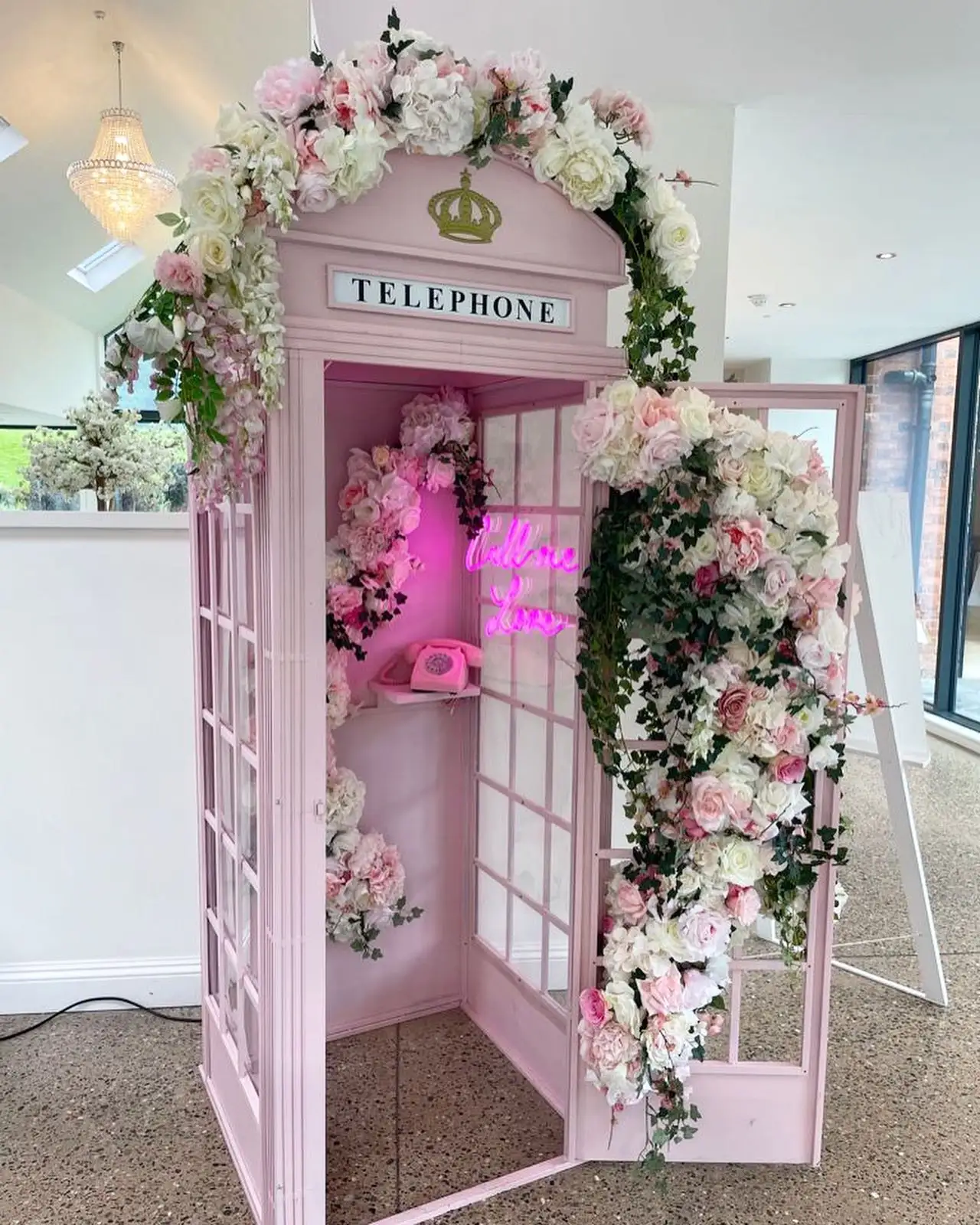 Retro Phone Booth Wedding Decor Hotel Shopping Mall Decoration Retro Telephone Booth With Artificial Flowers