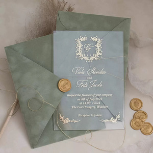 Invitación de Boda Elegante en Acrílico Transparente con Impresión en Vainilla, Sobre Verde Salvia, Impresión en Dorado con Letras en Relieve, Impresión UV Personalizada - Product Image 4