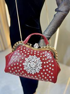 กระเป๋าถือสะพายไหล่ผู้หญิงปี 2026 แบบวินเทจ ประดับคริสตัลวิบวับ  กระเป๋าถือหูหิ้วลายหนังจระเข้ กระเป๋าสะพายใต้วงแขน  กระเป๋าประดับเพชร - Product Image 6