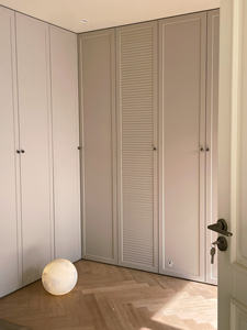 Système d'armoire Balom moderne à la française Portes unies à persiennes Tiroirs intégrés Rangement personnalisable Chambre à coucher Meubles de maison - Product Image 5