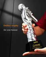 Trophée de luxe plaqué or en forme de main tenant un microphone, récompense d'honneur pour le champion du concours de chant