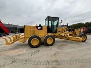 Niveleuse d'occasion CAT 140H avec boîte de vitesse durable du moteur Cummins prête à l'expédition pour les travaux routiers et les projets de construction minière - Product Image 2