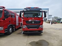 Camion-citerne à eau HOWO, capacité >10000L, hauteur de travail maximale 70m, pompe diesel