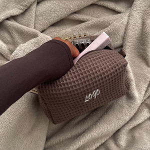 Trousse de maquillage en coton gaufré avec logo brodé personnalisé trousse de toilette multifonction pour cadeau de mariage - Product Image 2