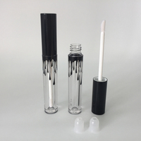 Boîte personnalisée logo 4ml tube de brillant à lèvres rond en plastique or noir, récipient transparent pour brillant à lèvres avec capuchon noir doré