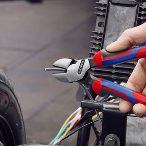 KNIPEX 74 02 200 SB Cortador diagonal de alta resistencia con mangos ergonómicos negro 200 mm - Product Image 2