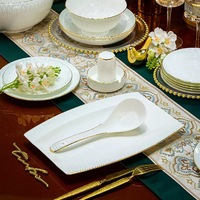 Service de vaisselle de luxe en porcelaine blanche gaufrée, style européen classique, avec bordure dorée perlée et relief, assiettes et bols en porcelaine fine pour banquets de mariage