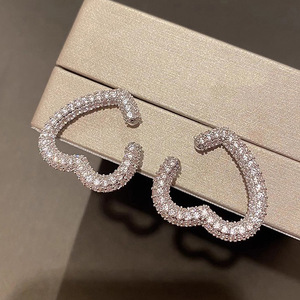 Orecchini pendenti da donna a cuore aperto con pavé completo di zirconi, gioielli alla moda - Product Image 5