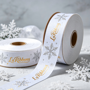 Cinta de Grosgrain Personalizada con Patrón de Copos de Nieve Dorados, Cinta de Poliéster para Envolver Regalos Navideños, Rollo al por Mayor - Product Image 1