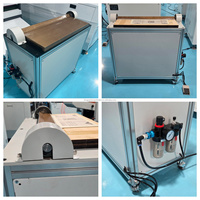 Machine manuelle pneumatique de pliage simple face pour couvertures rigides, idéale pour la fabrication de bibliothèques et la production de couvertures rigides.