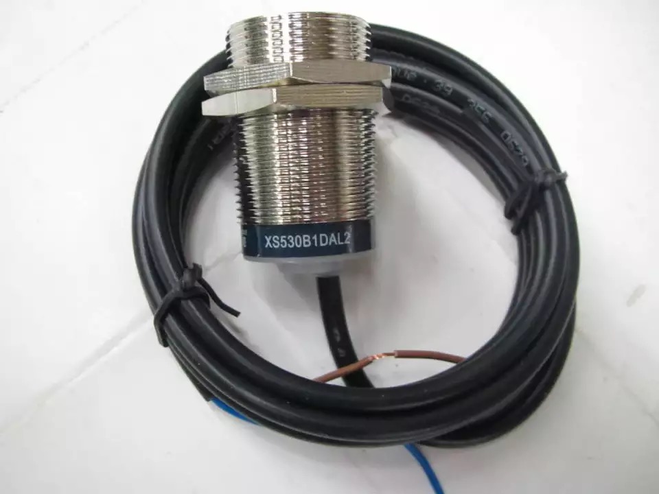 Оригинальный оригинальный товар XS530B1DAL2 Schneider Индуктивный датчик бесконтактного переключателя