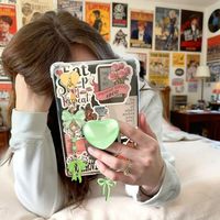 En gros, joli support de téléphone portable tendance en forme de cœur avec breloque en acrylique et métal, anti-poussière, avec embout de protection Type C, fournitures d'ornements pour téléphones portables
