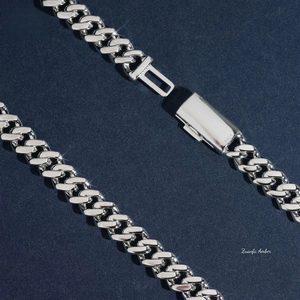 Cadena Cubana de Plata S925 de 10MM, Chapada en Oro, Certificada por IGI, Corte Brillante, con Incrustaciones de Circonitas Azul Agua y Blanco - Product Image 3