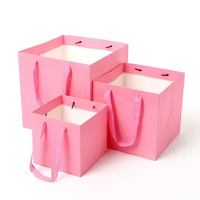 Sac cadeau en papier à fond carré personnalisé pour l'emballage de gâteaux et de fleurs avec poignée pour la vente au détail de bouquets